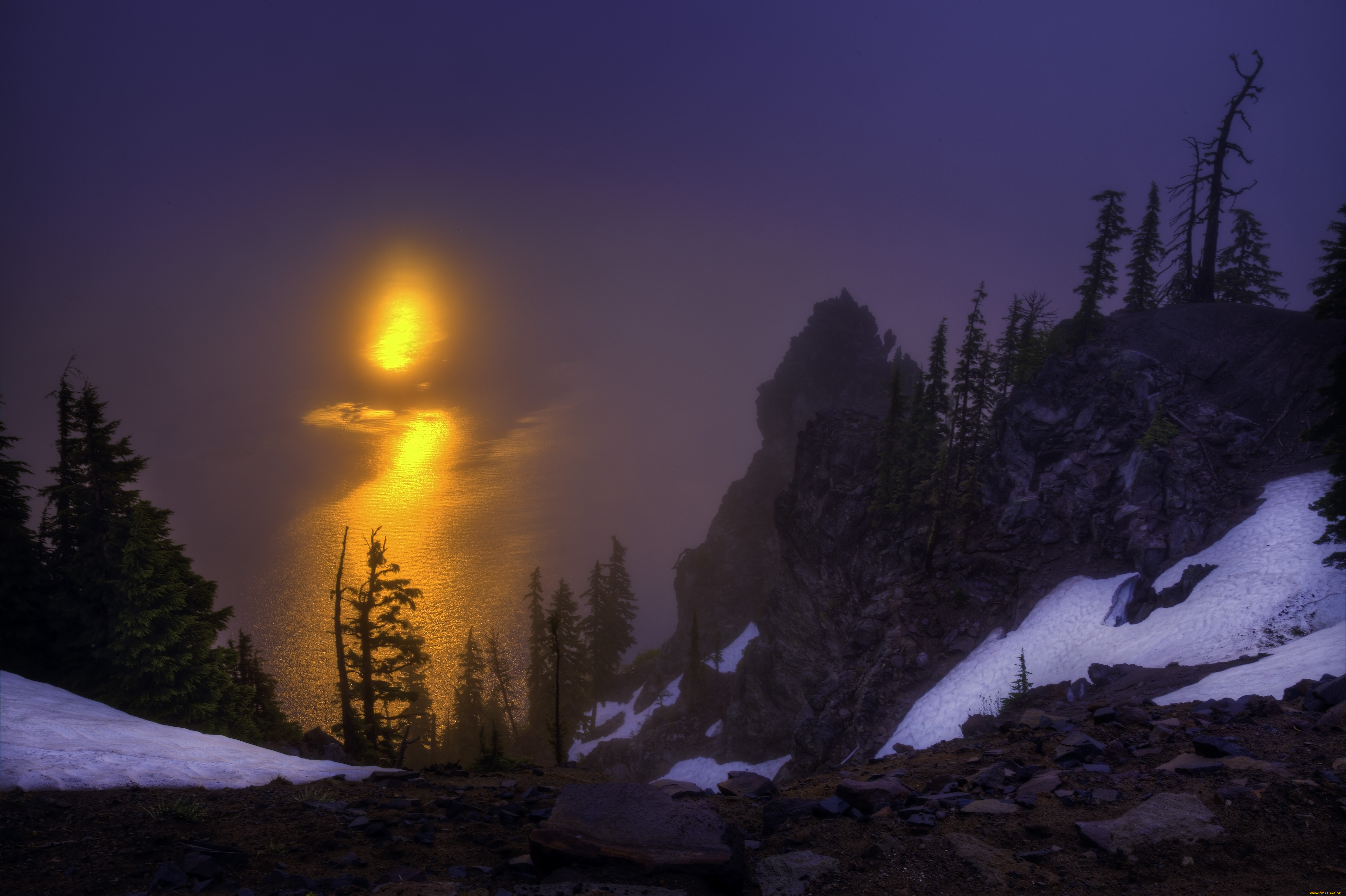Невероятно солнце. Уральские горы ночью. Ночная зима. Столб света в лесу. Закат в зимнем лесу.